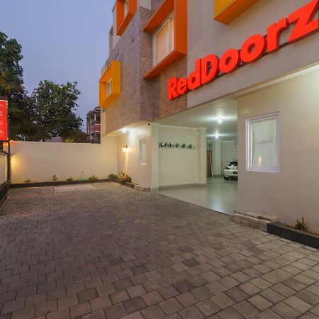 Reddoorz Near Taman Makam Pahlawan Cikutra Hotel Бандунг Екстериор снимка
